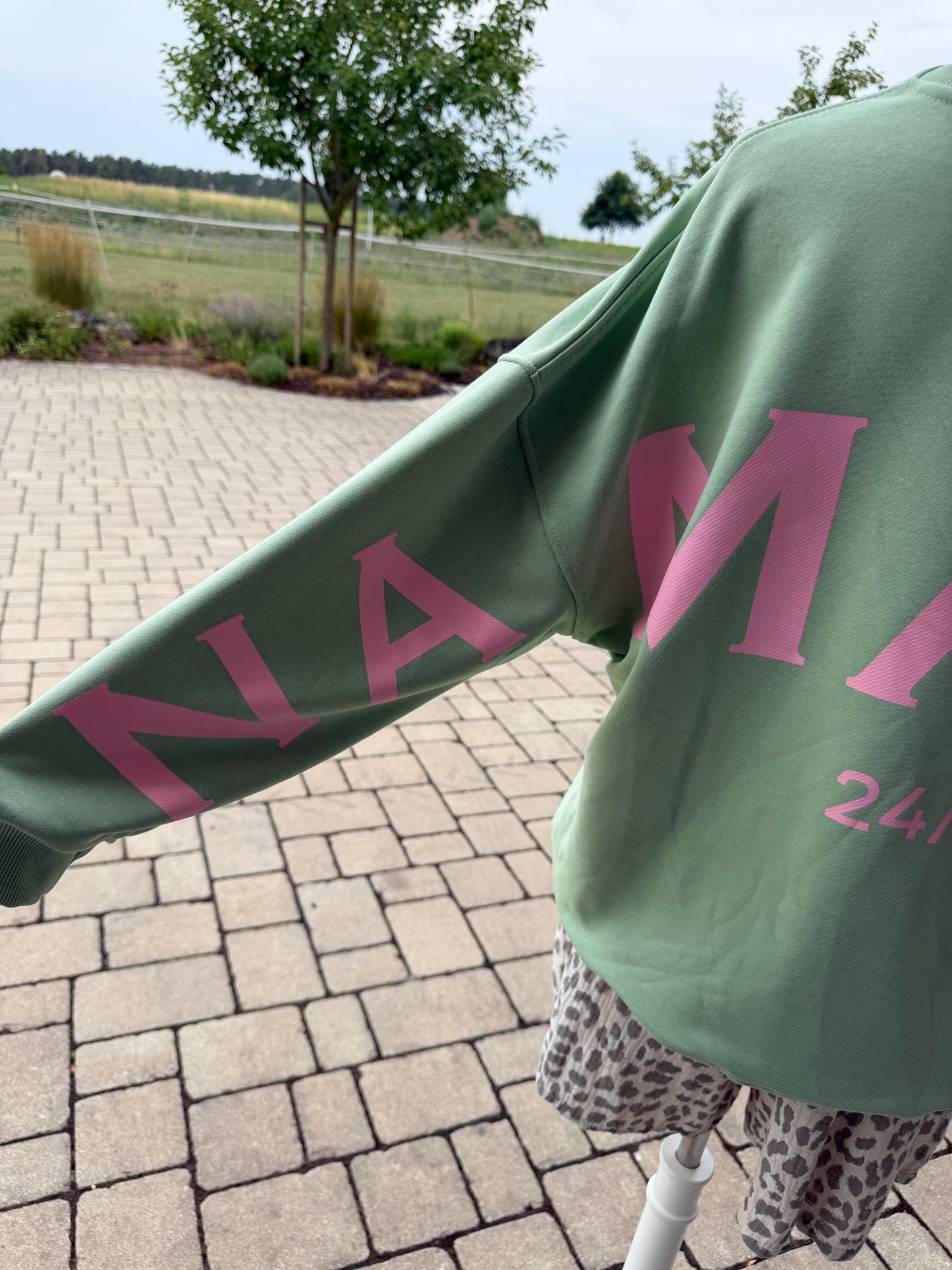 Pullover Namaste mit Statement Rücken