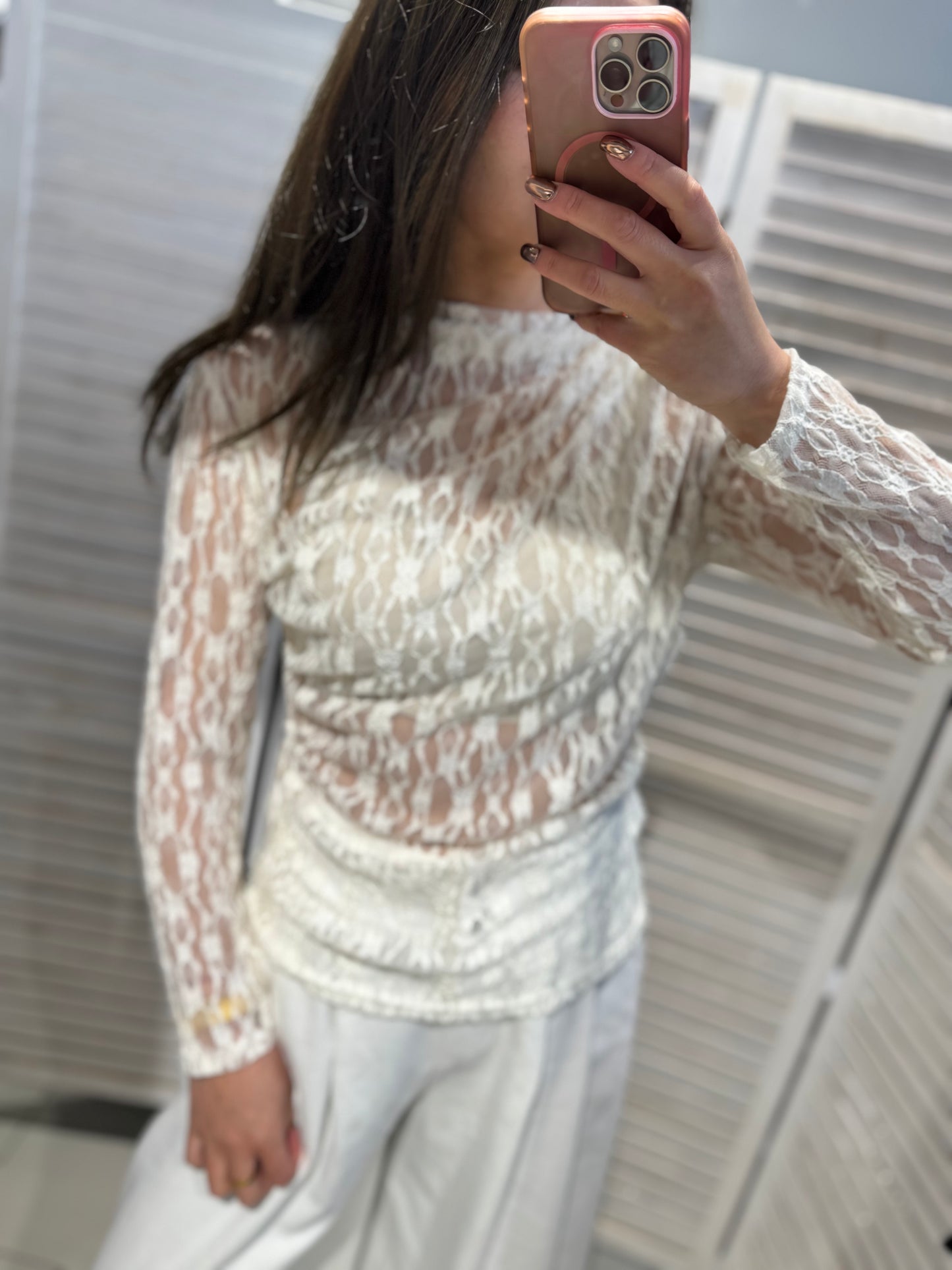 Elegantes Spitzenoberteil mit Stehkragen