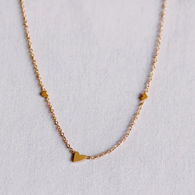 Feine Halskette mit 3 kleinen Herzen gold