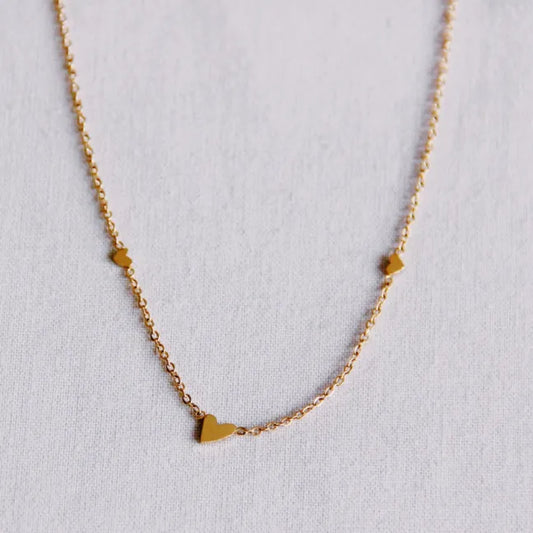 Feine Halskette mit 3 kleinen Herzen gold