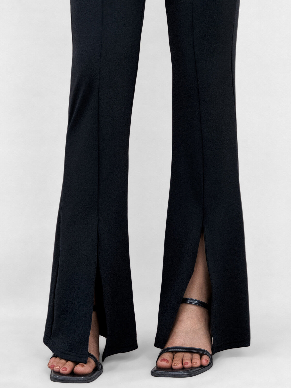 Hose mit ausgestelltem Bein und Schlitz