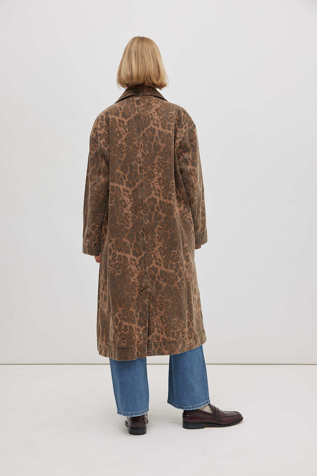 Stylischer Jeansmantel mit Leo-Print