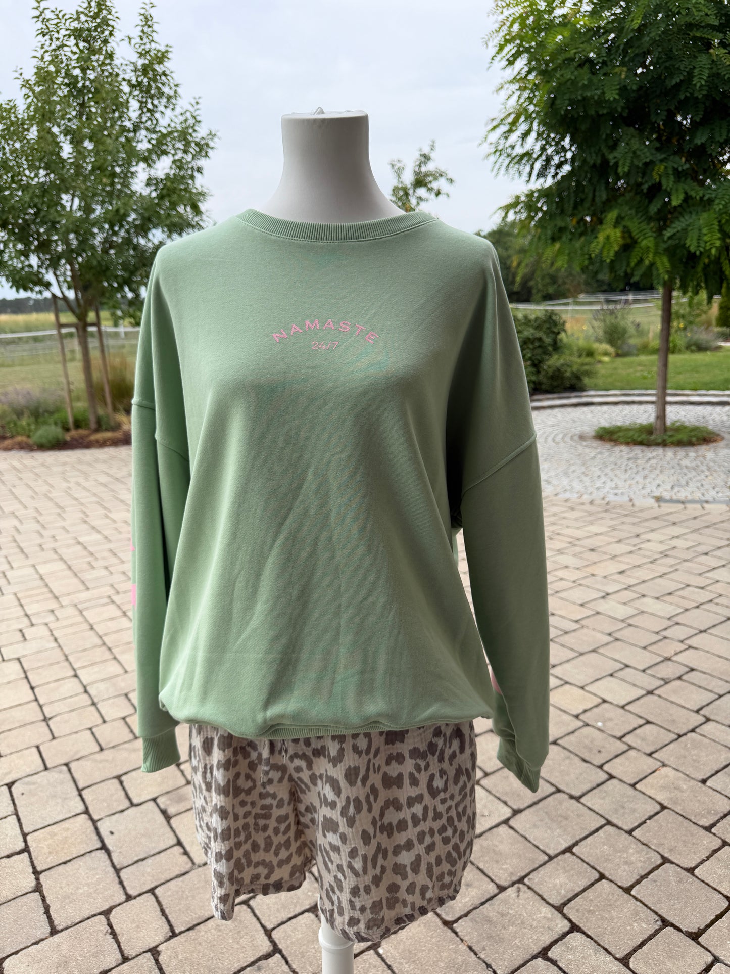 Pullover Namaste mit Statement Rücken