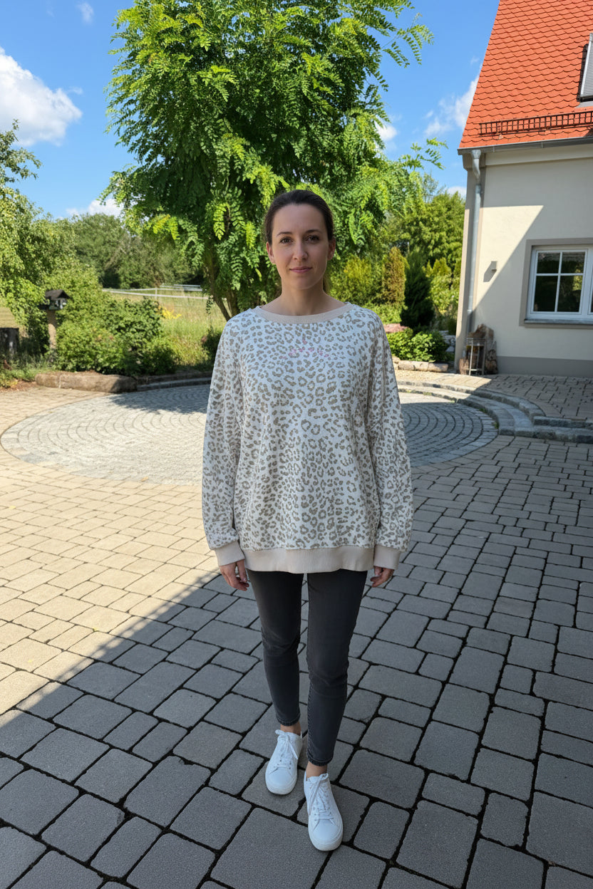 Pullover Namaste Leo Print mit Statement Rücken