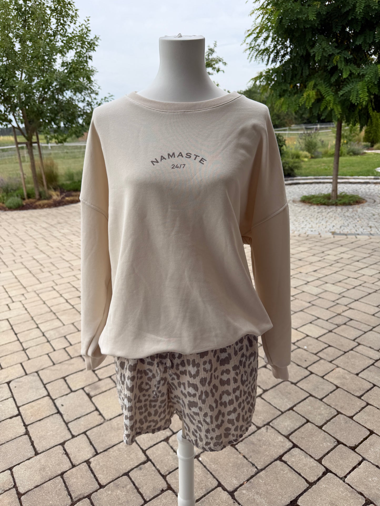 Pullover Namaste mit Statement Rücken