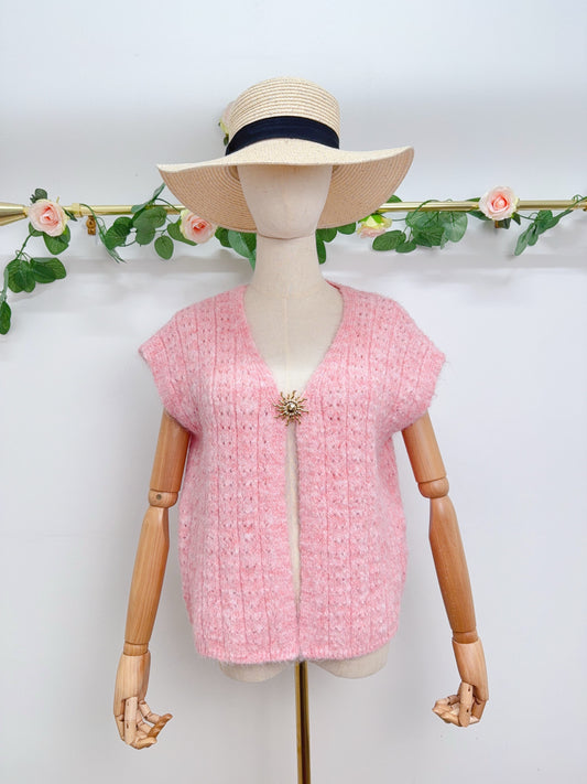 Weste Cozy Rosa Brosche