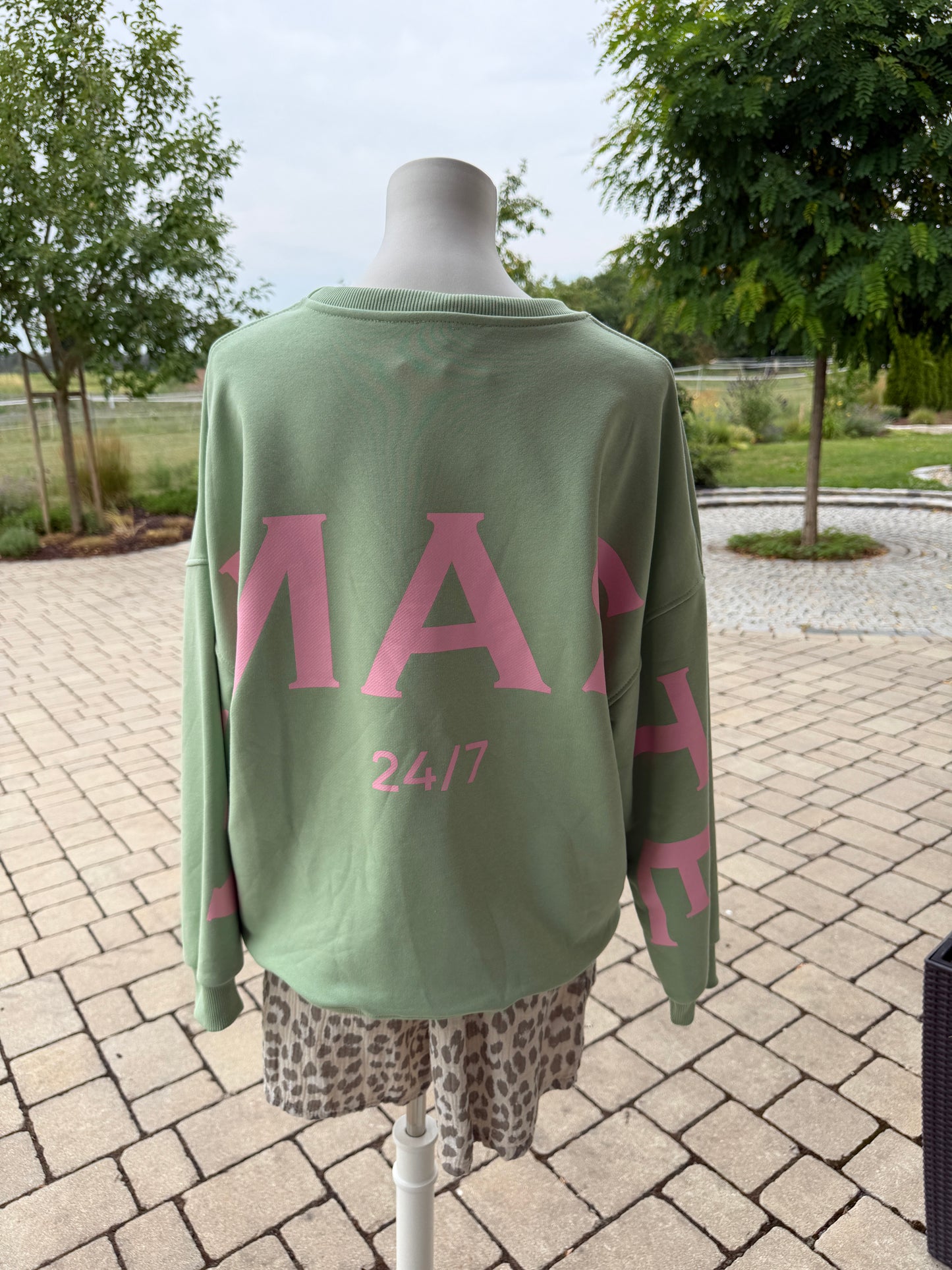 Pullover Namaste mit Statement Rücken