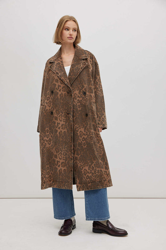 Stylischer Jeansmantel mit Leo-Print